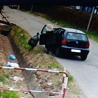 Bareggio, abbandona i rifiuti nel canale: ‘pizzicata’ dalla PL e multata di 2.500 euro