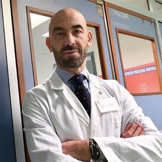 Coronavirus, Bassetti: «Gente riversata negli ospedali per colpa di una comunicazione schizofrenica»