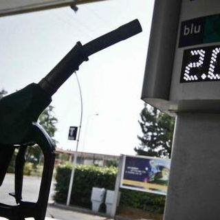 Benzina, i prezzi volano sopra i 2 euro al litro