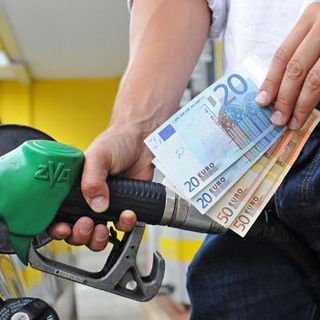Caro benzina, Codacons: &quot;Italia ai primi posti in Europa&quot;