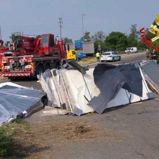 Camion ribaltato, Statale bloccata a Binasco: autista ferito, codice giallo a Rozzano