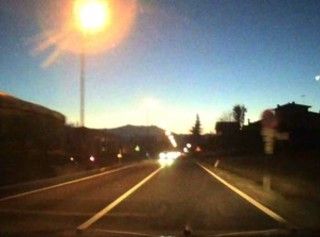 Un fotogramma del video di Nicola Garzero che immortala la meteora (sulla destra)