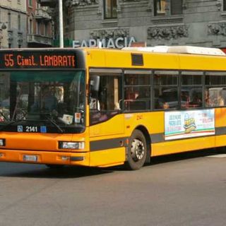 Milano, scontro bus-mezzo raccolta rifiuti: 4 feriti