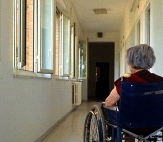 Lavoratori e sindacati davanti a Palazzo Lombardia: «Le Rsa non sono ospedali»
