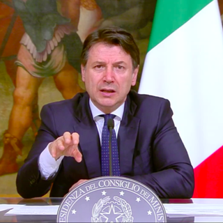 Misure di restrizione prorogate fino al 13 aprile, Conte: «No alle passeggiate genitori-figlio» (VIDEO)