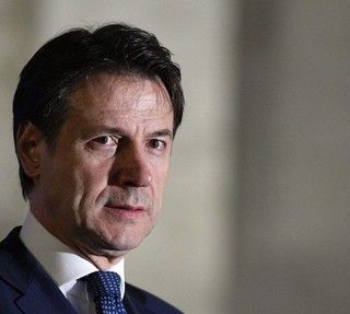 Coronavirus, il premier Conte: «Stop a tutte le manifestazioni sportive in Lombardia e Veneto. Divieto d'accesso e d'arrivo nelle aree focolaio»