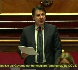 Conte: «Mascherine e distanziamento obbligatori fino al vaccino. Nessuna limitazione per chi non usa l'App»