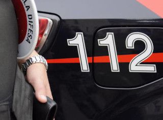 Carabinieri eroi: salgono sul tetto e salvano in extremis una giovane donna che voleva togliersi la vita