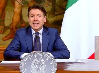 Conte: «Misure restrittive prorogate fino al 3 maggio: dal 14 aprile aperti cartolibrerie e negozi per neonati»