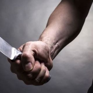 Chiede alla madre di compragli un cellulare, al rifiuto spacca tutto e la minaccia di morte con un coltellaccio