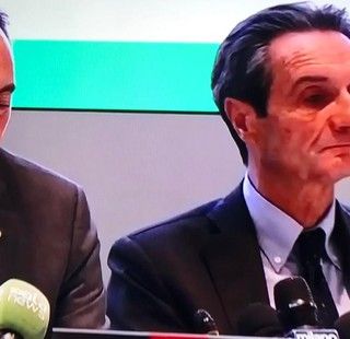 L'assessore Gallera e il governatore Fontana durante la conferenza stampa di questo pomeriggio