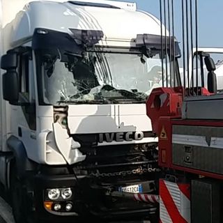 Magenta: tamponamento tra camion sulla Boffalora Malpensa, ferito un ragazzo di 22 anni