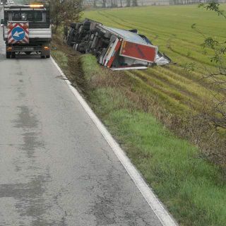 Lomello: si ribalta un camion sulla sp 193 bis, illeso l'autista
