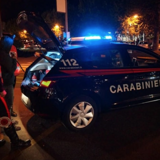 Uccide la moglie a coltellate e tenta il suicidio