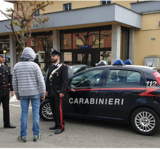 Ruba il telefono a una viaggiatrice e salta giù dal treno in partenza