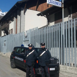 Carabinieri dal cuore d'oro: pagano vitto, alloggio e viaggio a un giovane in cerca di lavoro