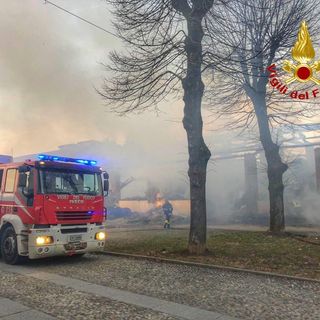 Morimondo: vasto incendio distrugge un cascinale nella frazione di Fallavecchia