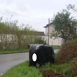 Robecco sul Naviglio: automobilista si ribalta alla discesa di Casterno