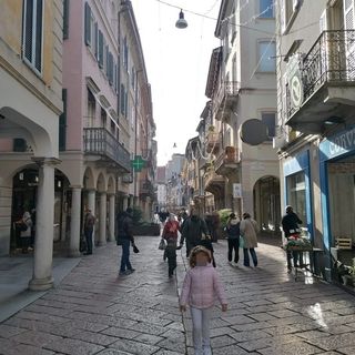 Cosa cambia da zona rossa ad arancione? Aperti tutti i negozi. Coprifuoco &quot;solo&quot; dalle 22 alle 5