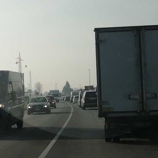 Magenta, apre MD ed è subito coda alla rotonda per Malpensa
