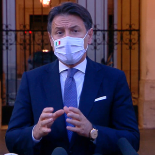 Obbligo mascherina all'aperto, Conte: «Misura per evitare nuove chiusure. In famiglia e se riceviamo amici rispettiamo la distanza»