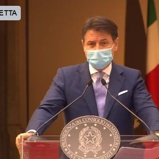 Conte: «Sacrifici per evitare un secondo lockdown. Aiuti con bonifico sui conti di chi è penalizzato. Vaccino entro Natale»
