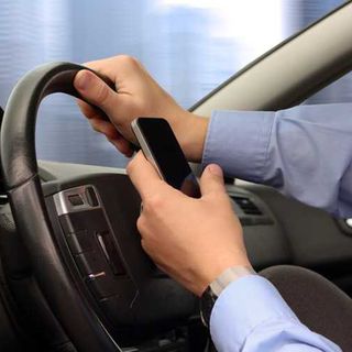 Guida con l'uso di cellulare in aumento le violazioni rilevate dalla polizia stradale