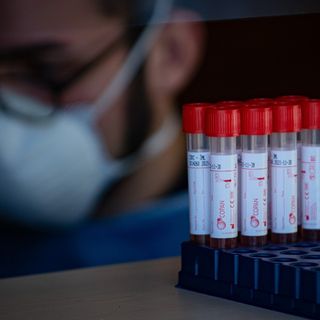 Covid-19: in Italia oggi 26.323 contagi, nuovamente in calo. Lombardia +4.615, Veneto +3.498, Campania +2.729