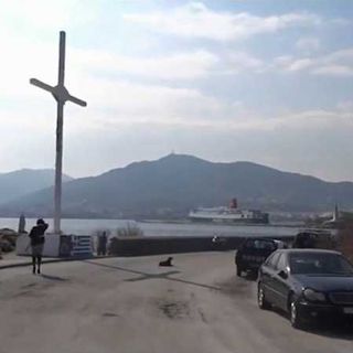 Se una croce può essere causa di arresto (perché offende i migranti…)