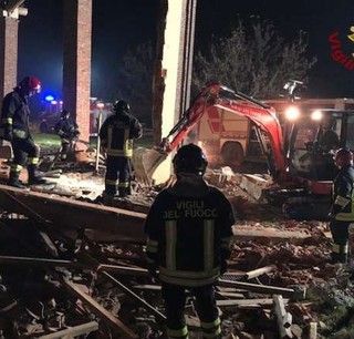 Esplosione ad Alessandria, la morte dei tre vigili del fuoco un atto deliberato? Trovati un timer e degli inneschi