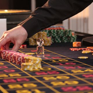 Diventare croupier: pro e contro di una professione misteriosa