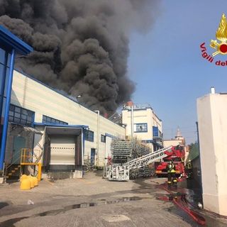 Gallarate, incendio alla Gallazzi sotto controllo: per l'Arpa al momento nessun pericolo