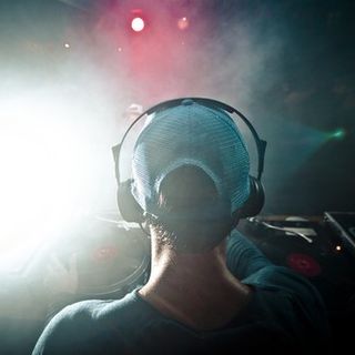 Si dovrà ballare a due metri di distanza dal 15 giugno: ma chi ha fatto le regole è mai stato in una discoteca?