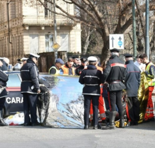 Le forze dell'ordine impegnate nei rilievi sul luogo del delitto