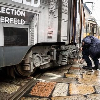 Tram deraglia a Milano: nessun ferito