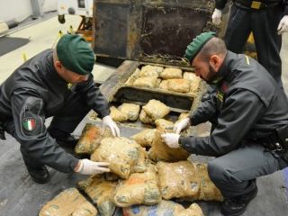 Abbiategrasso: un chilo e mezzo di marijuana in casa, 40enne arrestato dalla Guardia di Finanza di Magenta