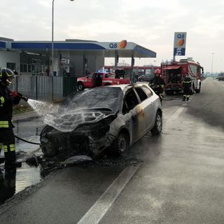 San Martino Siccomario: auto in fiamme vicino a un distributore di benzina, intervengono i Vigili del fuoco