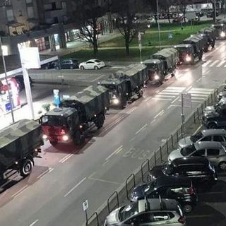 I camion dell'esercito trasportano le salme da Bergamo in altre città