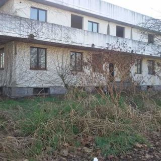 Magenta, edificio in stato di abbandono usato come dormitorio dai senza tetto