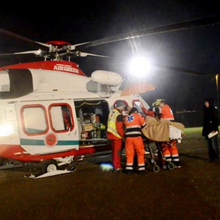 Cade dal quarto piano, grave un 15enne