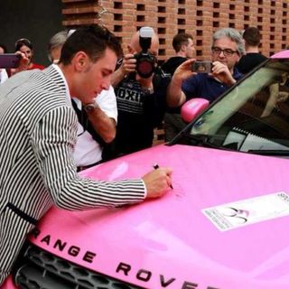 L’Evoque ‘rosa’ di Orietta Piva fa impazzire il Giro