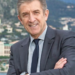 Il premio Enzo Burgio a Ezio Greggio per l'impegno nei confronti dei neonati prematuri