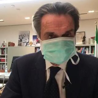 Attilio Fontana con la mascherina in diretta Facebook
