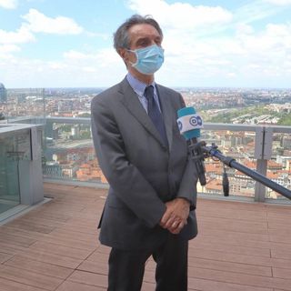 Fontana: «I negozi da domenica possono riaprire, le seconde e terze classi delle medie da lunedì torneranno a fare lezione in presenza»