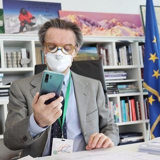 Lombardia, via libera a cartolerie e fioristi oltre che ad alberghi e studi professionali. Resta l'obbligo di coprire le vie respiratorie