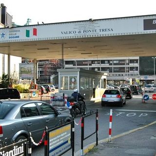 Da lunedì via libera allo shopping tra Italia e Svizzera. Riaprono anche i valichi minori