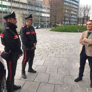 L'incontro del tardo pomeriggio fuori da Palazzo Lombardia tra Attilio Fontana e una pattuglia di carabinieri in servizio: «Grazie per quello che state facendo»