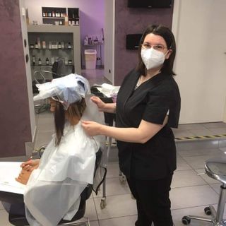 Sannazzaro: la parrucchiera Enza Biasella offre un taglio di capelli agli operatori sanitari impegnati nella lotta al Covid