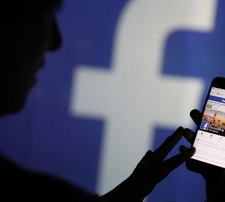 Si spacciava per donna su Facebook e adescava minorenni: arrestato per violenza sessuale su ragazzi dai 15 ai 17 anni