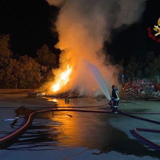Pavese: incendio all'isola ecologica di Montebellino, bruciati materiali ingombranti